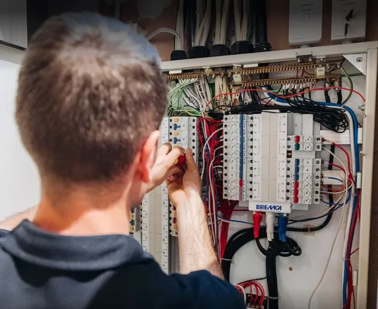 Boletines electricos en Embajadores